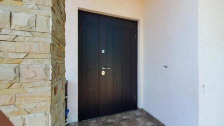 Porte d'entr&eacute;e en m&eacute;tal &agrave; Besan&ccedil;on, quel design pour allier s&eacute;curit&eacute; et &eacute;l&eacute;gance ?